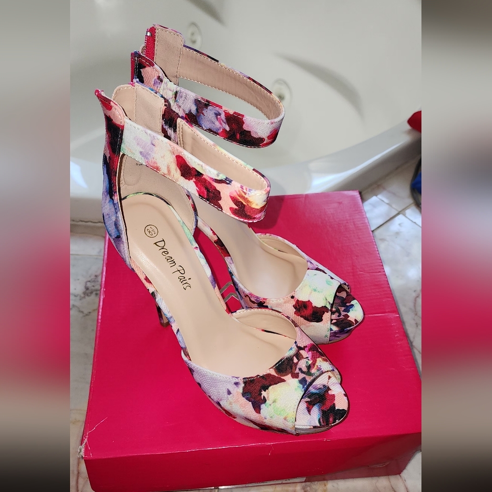Like New! Dream Pairs Women's Floral High Heels